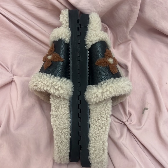 Louis Vuitton Slides - Picture 3 of 3
